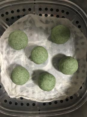 锅内水烧开，放入蒸笼，蒸笼上垫好布，放上青团
