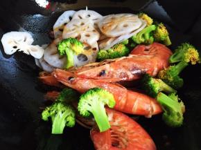 放入藕片、大虾和西兰花翻炒片刻