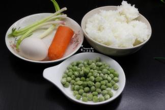 准备好食材：米饭、鸡蛋、胡萝卜、甜豆、香葱等；