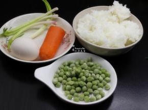 准备好食材：米饭、鸡蛋、胡萝卜、甜豆、香葱等；