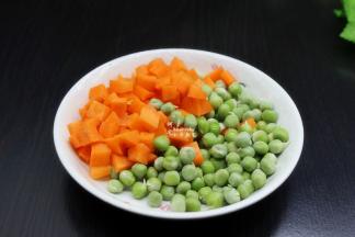 甜豆洗净沥干水，胡萝卜去皮切粒，大小与甜豆差不多；