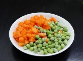 甜豆洗净沥干水，胡萝卜去皮切粒，大小与甜豆差不多；