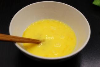 鸡蛋打开，去壳，调均；鸡蛋碗要用陶瓷或玻璃碗