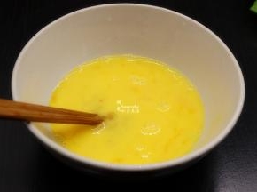 鸡蛋打开，去壳，调均；鸡蛋碗要用陶瓷或玻璃碗