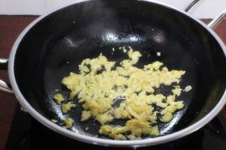 热锅，倒油，中小火炒熟鸡蛋，起锅；