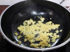 热锅，倒油，中小火炒熟鸡蛋，起锅；