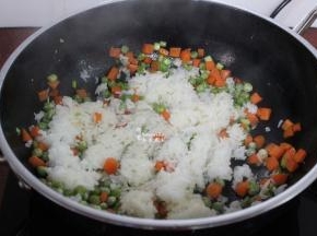 等胡萝卜、甜豆炒熟，加入米饭；