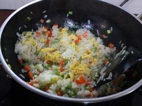 放盐、香葱炒均即可。喜欢吃酱油的可以加点酱油，我是没有加酱油的。