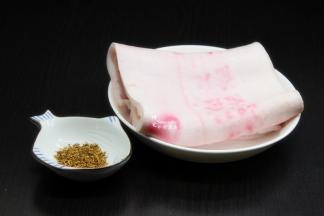 准备好猪皮、调料等；