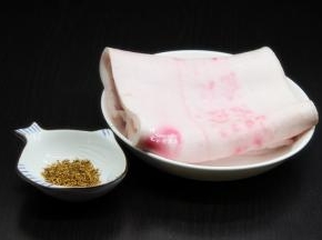 准备好猪皮、调料等；