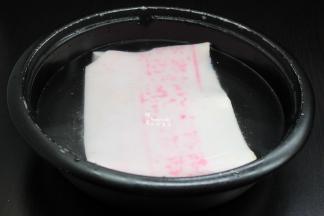 猪皮放入冷水盆浸泡2小时以上，刮去多余的油脂，去毛，只有浸泡时间长了，才能容易刮油脂和去毛；