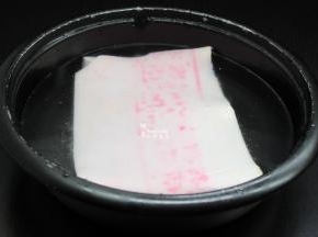 猪皮放入冷水盆浸泡2小时以上，刮去多余的油脂，去毛，只有浸泡时间长了，才能容易刮油脂和去毛；