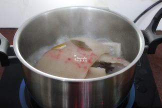 猪皮放入锅里，再放八角、香叶、陈皮、生姜，适量的冷水，水要浸没猪皮，水煮沸之后，再熬煮八分钟。