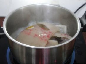 猪皮放入锅里，再放八角、香叶、陈皮、生姜，适量的冷水，水要浸没猪皮，水煮沸之后，再熬煮八分钟。