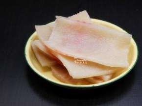 捞出猪皮，继续用刀刮去多余的脂肪，这次比上次好刮多了，可以全部清除油脂