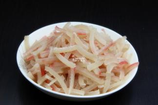 把猪皮切生细条，再次用沸水冲洗一遍；