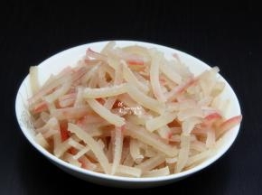 把猪皮切生细条，再次用沸水冲洗一遍；