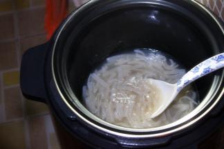放入高压锅，加适量的水，按“猪蹄/豆类”功能键，如果压力锅没有这个功能，或用别的锅，一定要熬煮软烂，用筷子能夹断。