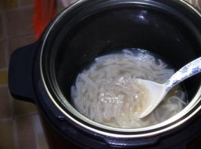 放入高压锅，加适量的水，按“猪蹄/豆类”功能键，如果压力锅没有这个功能，或用别的锅，一定要熬煮软烂，用筷子能夹断。