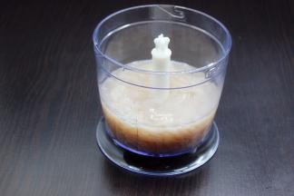 熬煮好的猪皮丝，倒入料理机，打碎；普通料理就可以，非常容易打碎。