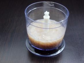 熬煮好的猪皮丝，倒入料理机，打碎；普通料理就可以，非常容易打碎。