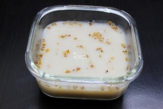 泡的桂花茶一起与打碎的猪皮倒入保鲜盒，盖上盖子，放入冰箱冷藏。我用了二个保鲜盒装。