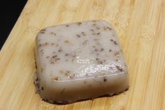 冷却之后，倒扣，切块，喜欢桂花味的，继续撒一点桂花，装饰，不仅好吃也很漂亮。