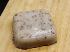 冷却之后，倒扣，切块，喜欢桂花味的，继续撒一点桂花，装饰，不仅好吃也很漂亮。