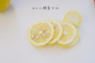 柠檬数片一起加入虾仁加水搅拌浸泡清洗干净控干备用