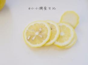 柠檬数片一起加入虾仁加水搅拌浸泡清洗干净控干备用
