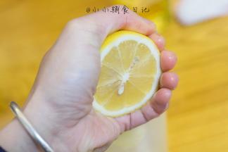 加入数滴柠檬汁、一小勺盐用料理机打成泥倒出备用