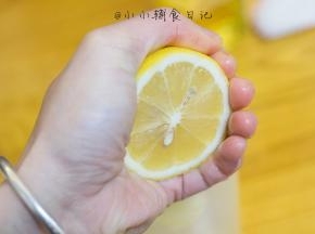 加入数滴柠檬汁、一小勺盐用料理机打成泥倒出备用