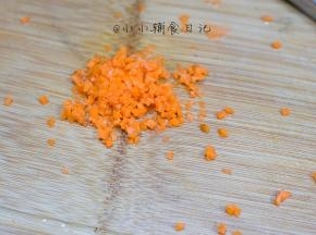 胡萝卜切成小丁 要切得很小很小哦