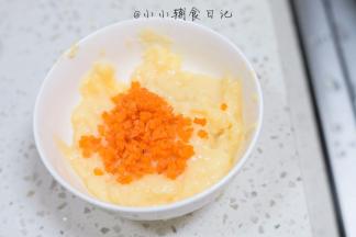 将打好的虾泥跟胡萝卜搅拌均匀