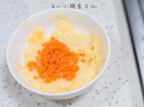 将打好的虾泥跟胡萝卜搅拌均匀