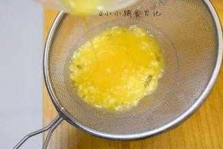 过筛1-2次成细腻的蛋糊备用