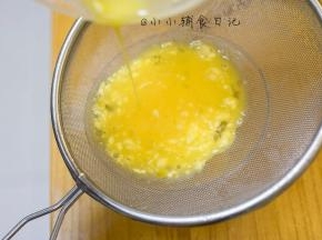 过筛1-2次成细腻的蛋糊备用