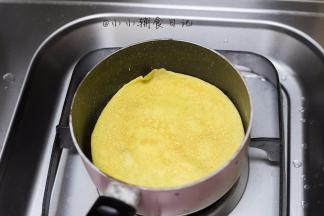 小火加热，等蛋皮凝固后翻面稍微煎下即可