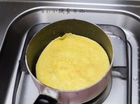 小火加热，等蛋皮凝固后翻面稍微煎下即可