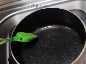 热锅刷薄薄一层油