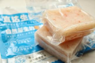 先来看看南极磷虾肉，方方正正的一块，颜色淡淡的粉色，味道甜甜的很清香。虾肉提前自然解冻，用冰箱的冷藏室就可以，这样还可以节约能源。如果急着用就直接连包装放入水里解冻，等到虾肉完全变软就可以了。