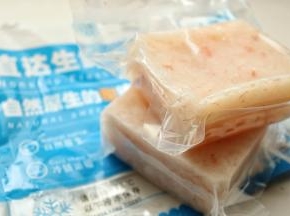 先来看看南极磷虾肉，方方正正的一块，颜色淡淡的粉色，味道甜甜的很清香。虾肉提前自然解冻，用冰箱的冷藏室就可以，这样还可以节约能源。如果急着用就直接连包装放入水里解冻，等到虾肉完全变软就可以了。