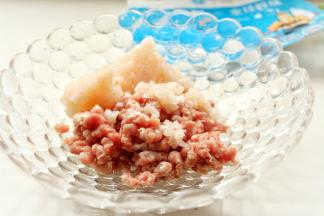 去掉虾肉包装，新鲜的磷虾肉个子都很小，像米粒那么大，很鲜美。选择瘦肉，剁成肉泥，和虾肉放一起。