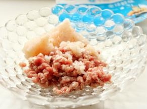 去掉虾肉包装，新鲜的磷虾肉个子都很小，像米粒那么大，很鲜美。选择瘦肉，剁成肉泥，和虾肉放一起。