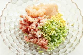 加入葱末，姜末，少许生抽和五香粉，盐以及芝麻油，搅拌均匀。