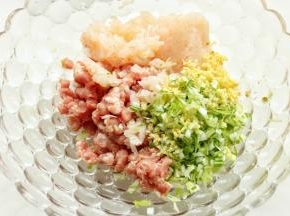 加入葱末，姜末，少许生抽和五香粉，盐以及芝麻油，搅拌均匀。