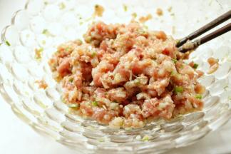 拌馅的时候加入少许水，顺着一个方向搅拌，馅会更嫩更弹牙。拌好的馄饨馅待用。