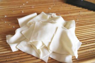 把面团用面条机压成薄片，切成所需要的大小，馄饨皮尽量薄一点，煮出来会更好吃。