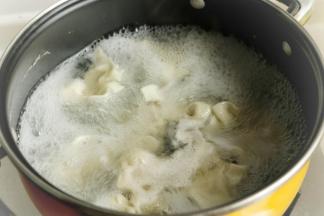 汤锅加水烧开，放入馄饨煮熟，大约煮两分钟，等到馄饨全部飘起来，身体变胖就是煮好了。