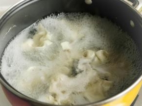 汤锅加水烧开，放入馄饨煮熟，大约煮两分钟，等到馄饨全部飘起来，身体变胖就是煮好了。